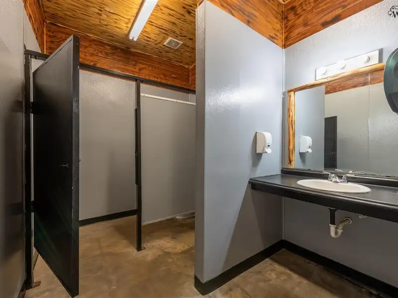 Prime Restaurant/bar on 1.24 Acres with Ample Parking and Outdoor Dining