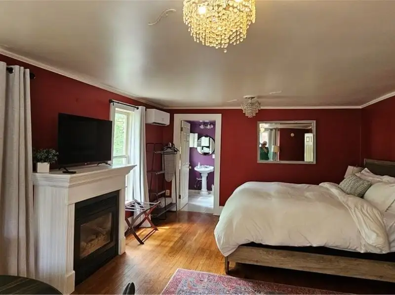 Charming Airbnb Cottage on Historic Loop with Upgrades and Large Entertaining Deck
