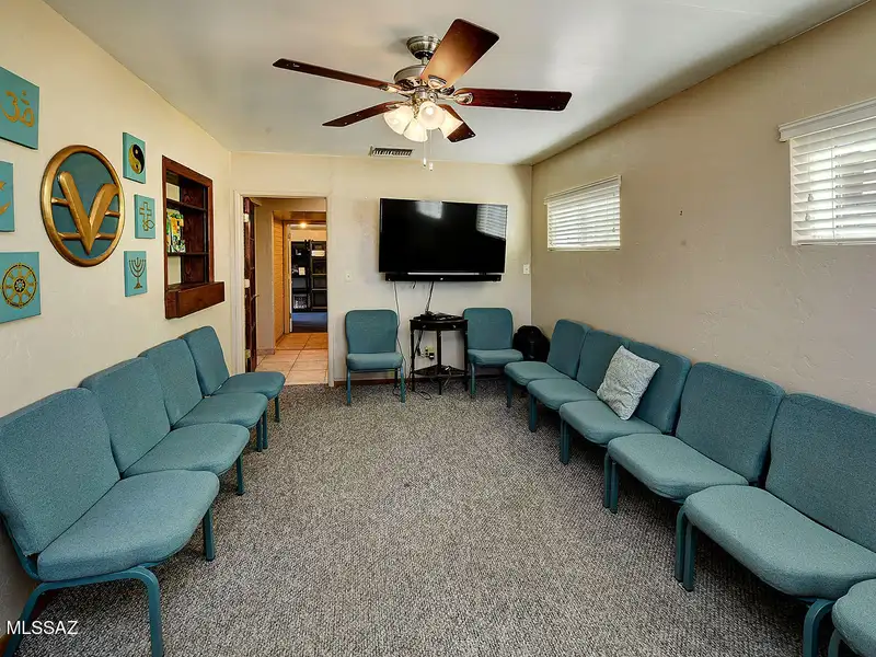 Prime Office Space in Central Tucson with High Visibility and Convenient Amenities