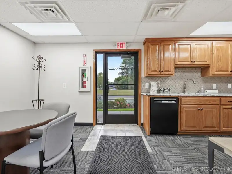 Commercial Office Building for Sale or Lease in Broken Arrow Business Corridor