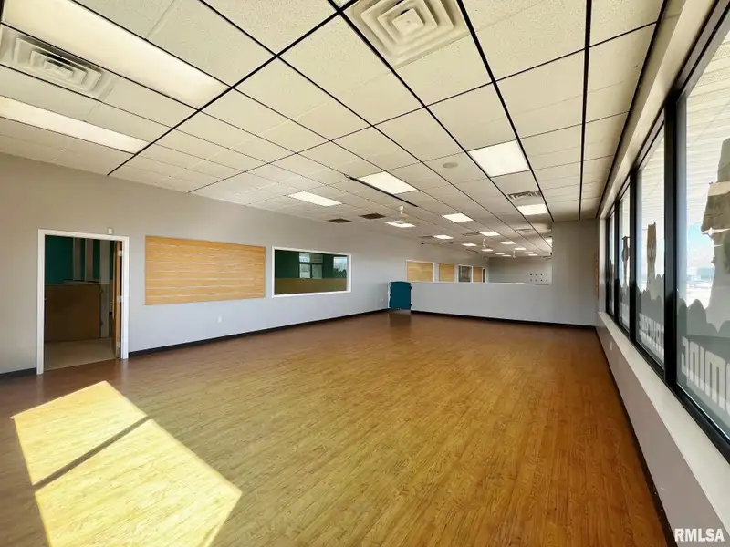 Standalone Commercial Building in Peoria's Metro Centre - High Traffic and Visibility