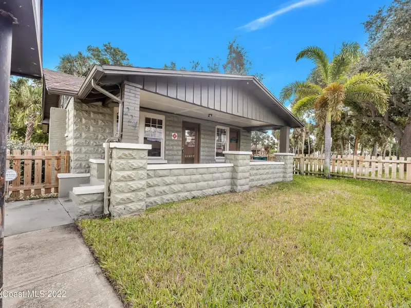 Versatile 1,092 Sq. Ft. Commercial Building Near Cocoa Village with Ample Parking