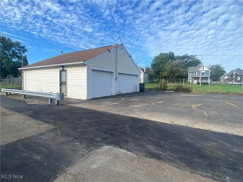 Commercial Garage Space in Canton City - 992 Sq Ft with Dual Garage Doors