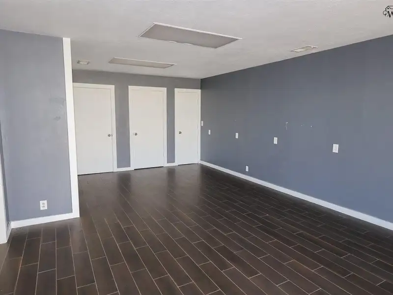 Commercial Property with Office, Living Quarters, and Warehouses in Wichita Falls Area