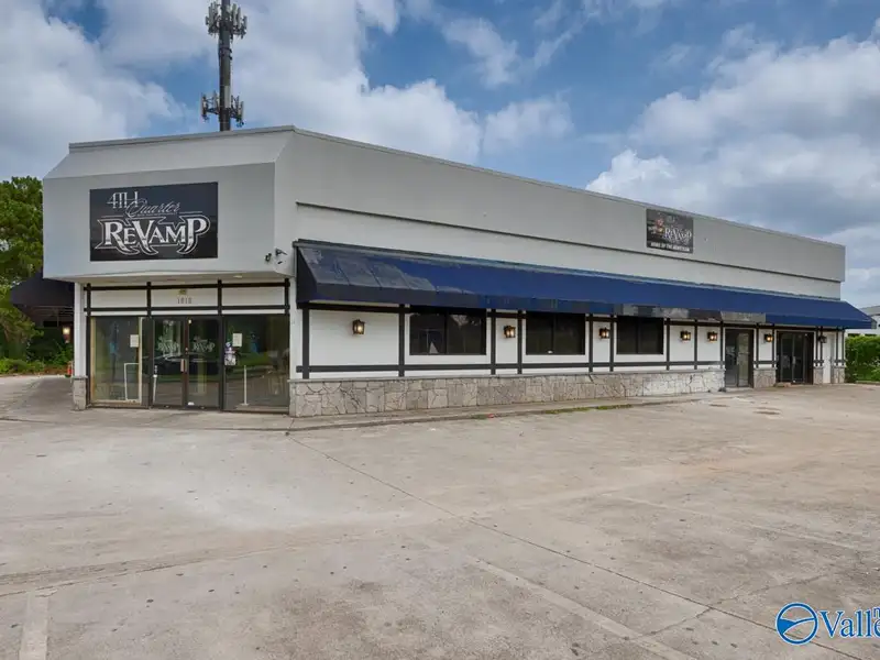 Commercial Property in Mid City Huntsville - Versatile Space with Kitchen and Offices