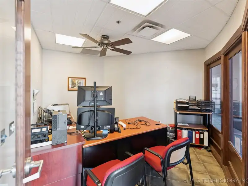 Historic Multi-use Building on Main Street, Bristol - Route 66 Landmark with Renovations