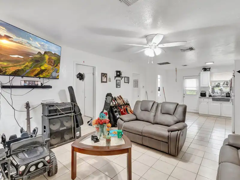 Well-maintained 6-unit Multifamily Property in South Florida with Value-add Potential