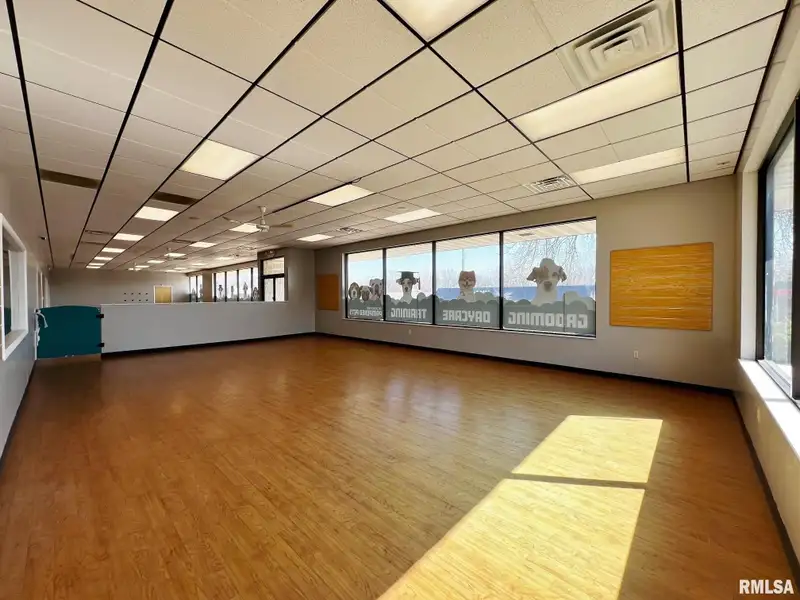 Standalone Commercial Building in Peoria's Metro Centre - High Traffic and Visibility