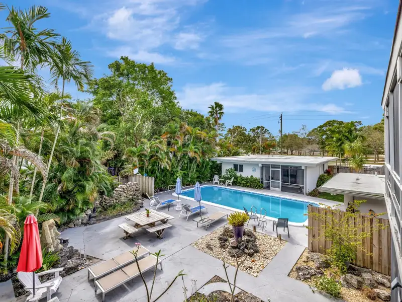 Multi-unit Garden Retreat in Oakland Park with Pool and Upgraded Apartments