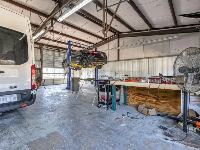 Profitable Auto Glass Repair and Body Shop with Expansion Potential in Hempstead County, Arkansas