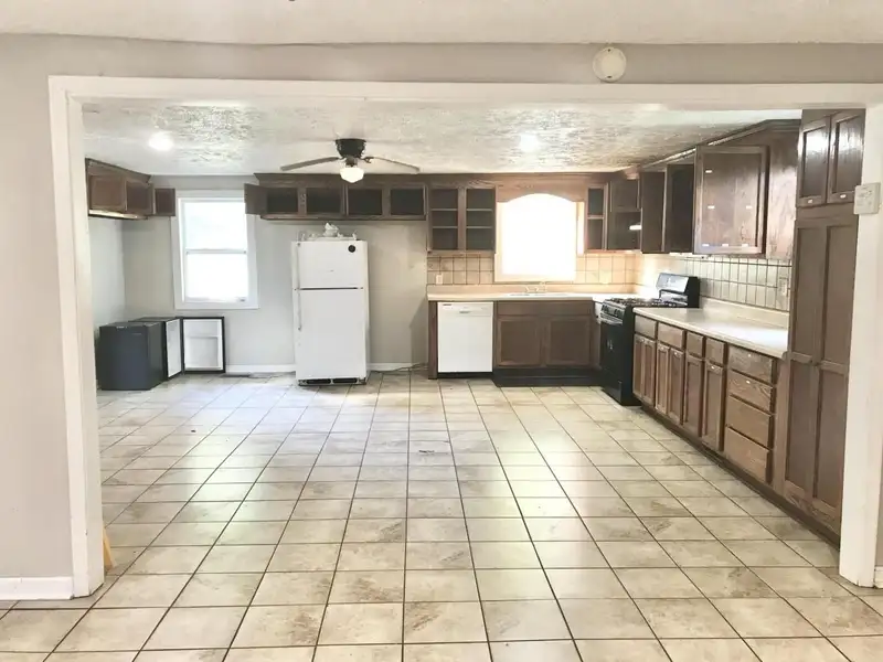 15-bedroom Building with 6.5 Baths Near Huntingdon and Jackson, Potential for Re-zoning