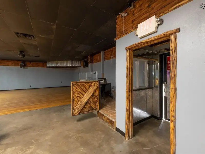 Prime Restaurant/bar on 1.24 Acres with Ample Parking and Outdoor Dining