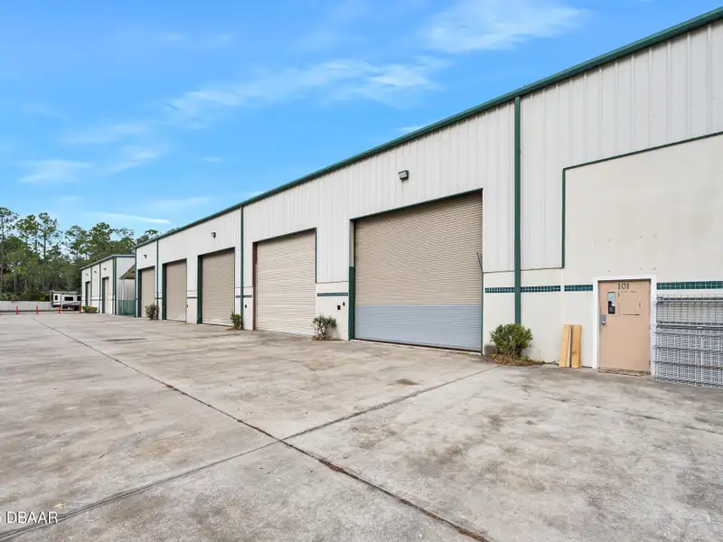 Flexible Commercial Lease: 19,000 Sq Ft Available in Prime Location