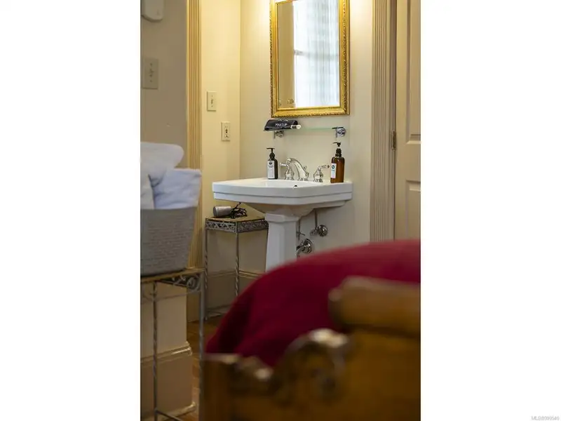 Turnkey Victorian Guest House in Songhees - 5 Suites, Steps from Seawall