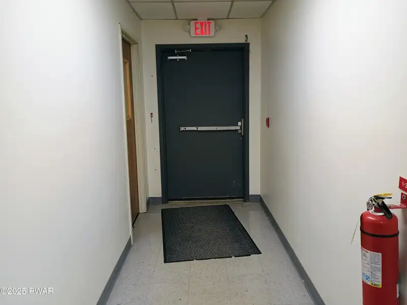 Prime 3,060 Sq Ft Office Space in Central Location Near I-84