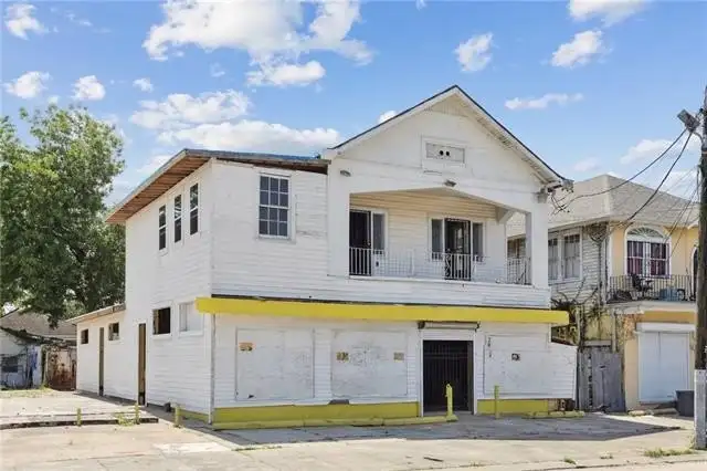 Versatile Commercial Property Near Downtown – 7,000 Sq Ft with Multiple Utilities and Parking