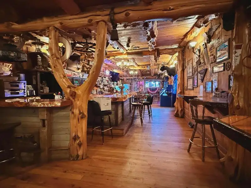 Turnkey Lodge-style Investment Opportunity in Berlin with Unique Interior and Bar