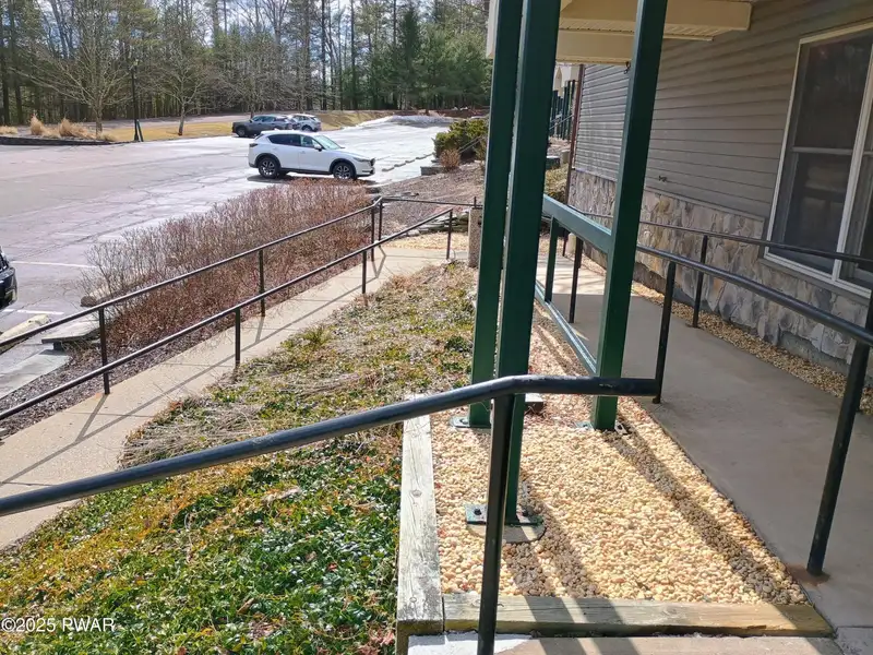 Prime 3,060 Sq Ft Office Space in Central Location Near I-84