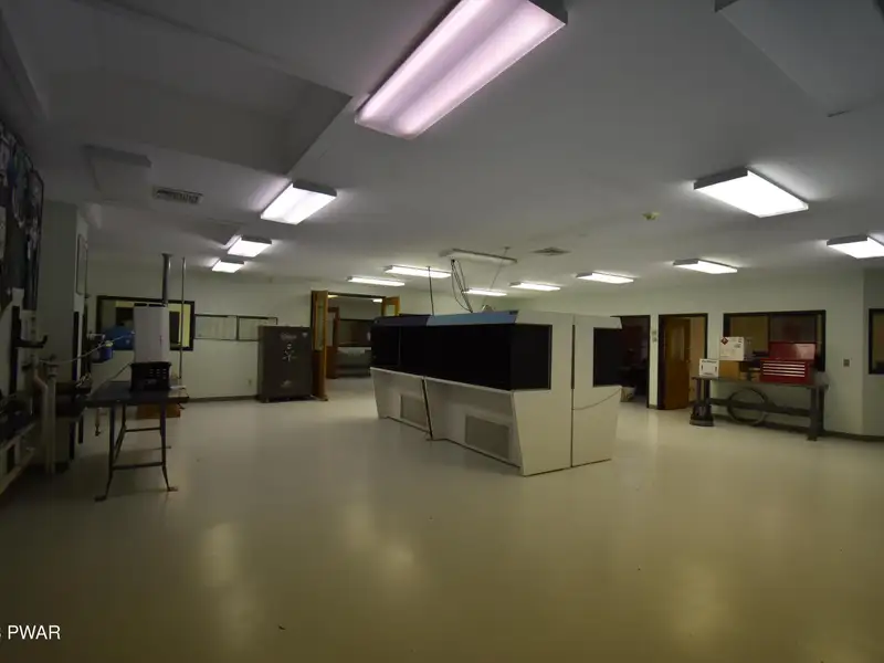 3000 Sq Ft Commercial Building for Lease Near Town with Flexible Space Options