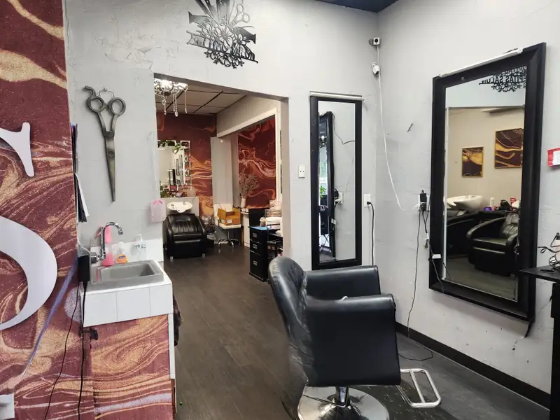 Retail/salon Space in High-traffic Center Near North Ave Walmart