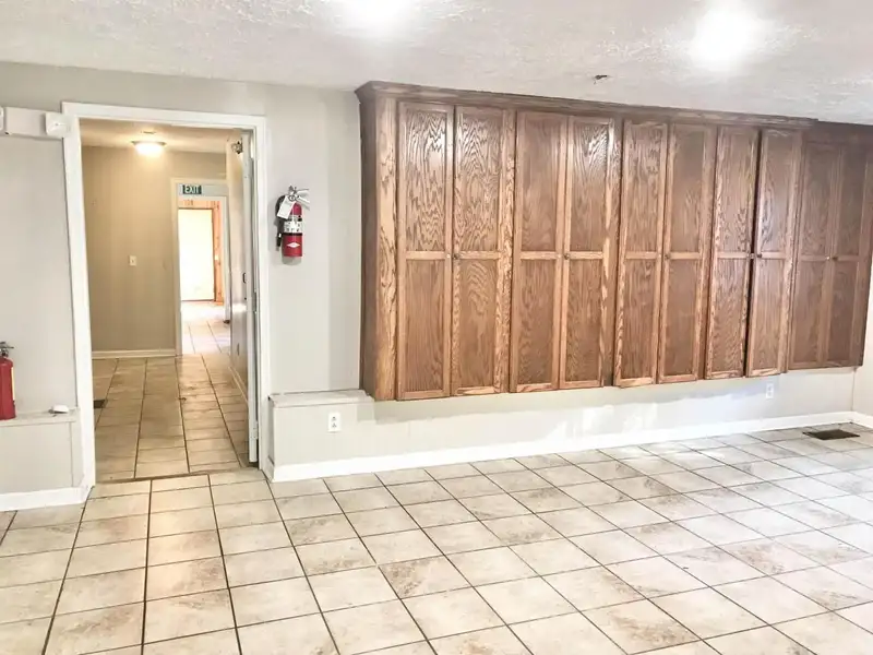 15-bedroom Building with 6.5 Baths Near Huntingdon and Jackson, Potential for Re-zoning