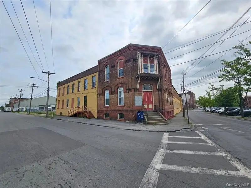 Commercial Space with Open Floor Plan in Busy Middletown Location