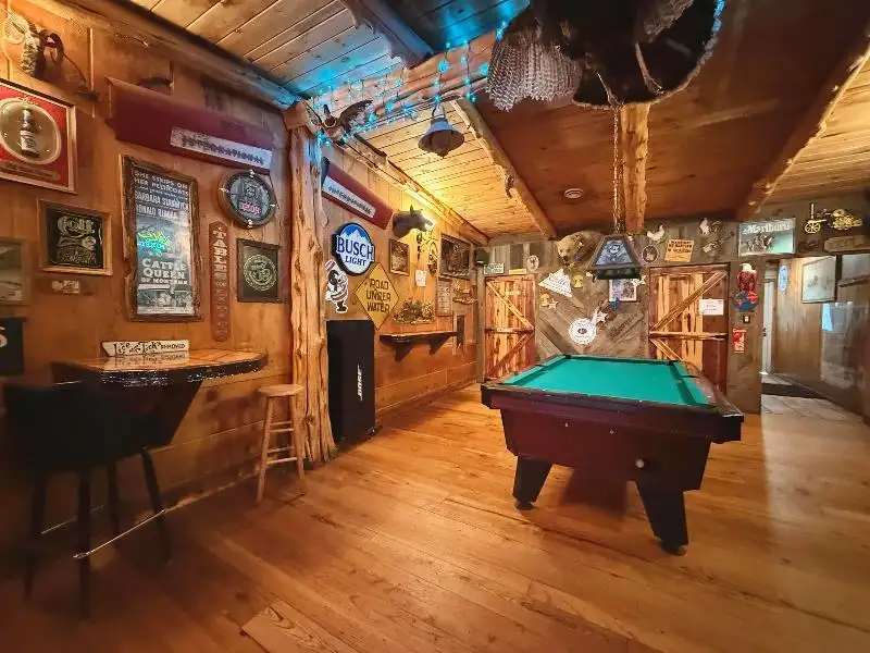 Turnkey Lodge-style Investment Opportunity in Berlin with Unique Interior and Bar
