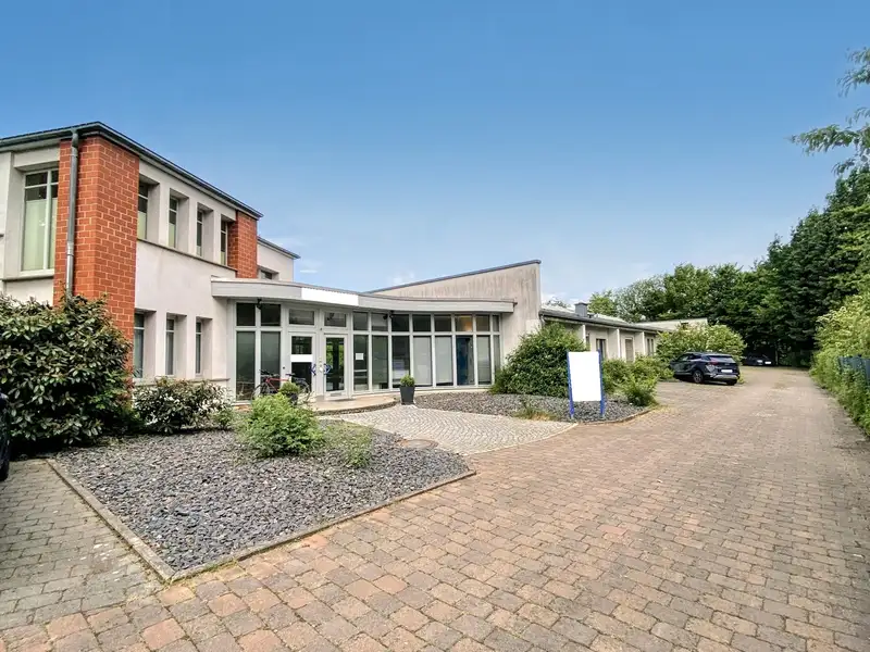 Versatile Commercial Property with Geology Laboratory in 2,800 M² Plot, Good Rental Income