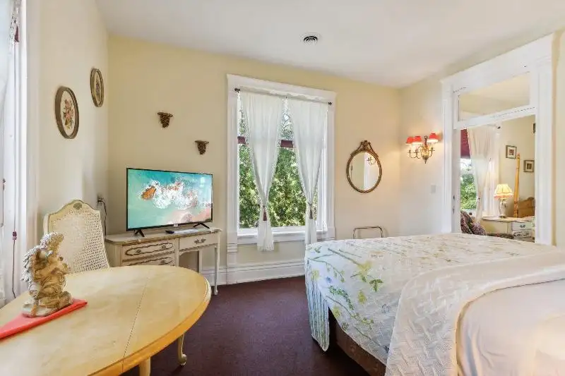 Historic Inn with Guest Suites and Motel Units in Wisconsin Dells