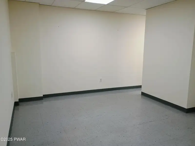 Prime 3,060 Sq Ft Office Space in Central Location Near I-84