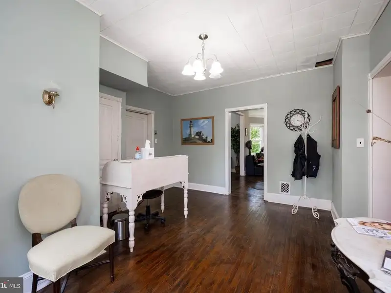 Mixed-use Property in Wayne, Pa: Salon with 1-bedroom Apartment Above
