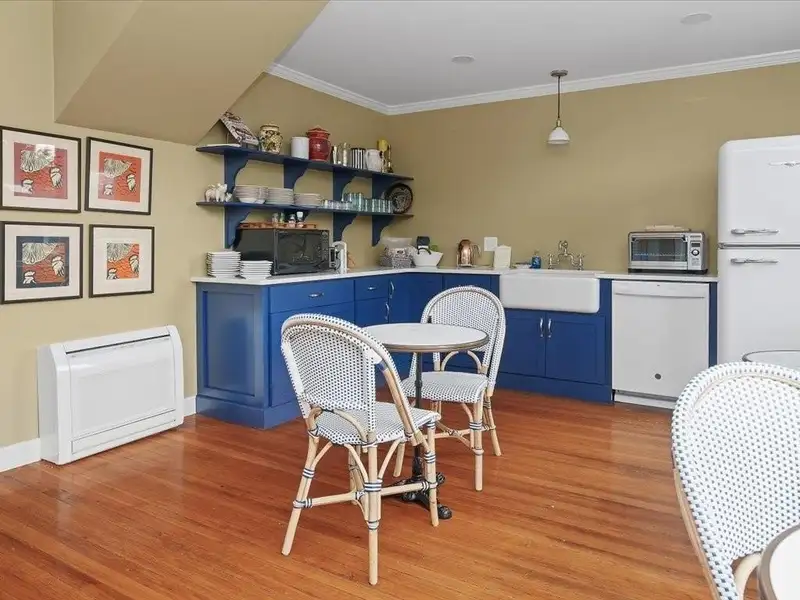 Distinctive Victorian Guest House in Jamestown with 7 Ensuite Bedrooms and Water Views