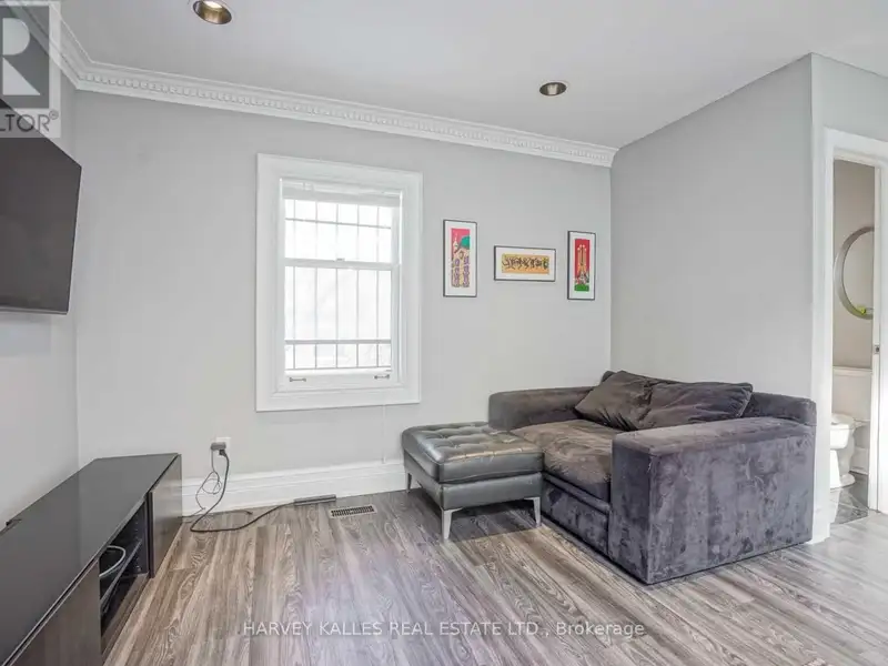 Top Floor Office Space in Renovated Semi-detached House, Prime Location, Utilities Included