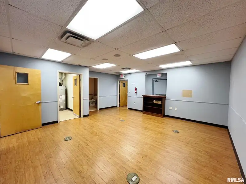 Standalone Commercial Building in Peoria's Metro Centre - High Traffic and Visibility