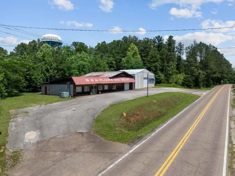 Commercial Property with Showroom and Warehouses on Us Hwy 100 W