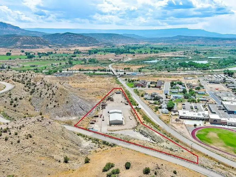 Well-maintained Commercial Property with Global Tenant and 6.8% Cap Rate on 5.71 Acres