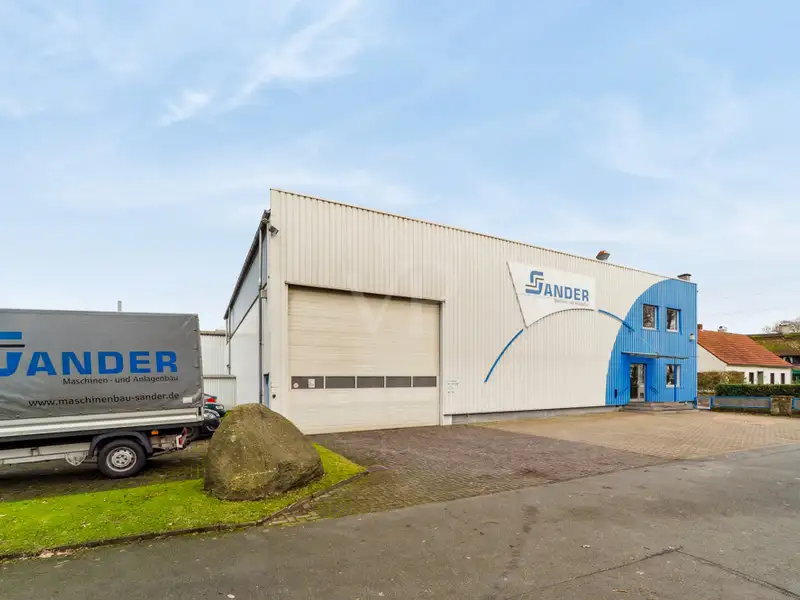 Spacious Industrial Hall for Sale on 4691 M² Leasehold Plot with Renovation Potential