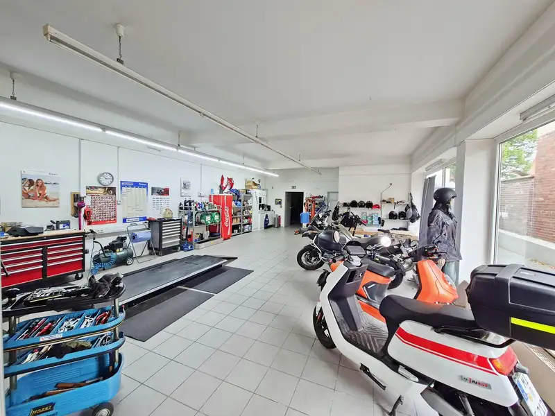 First Floor Commercial Space in Hille with Showroom, Workshop, and Office Areas