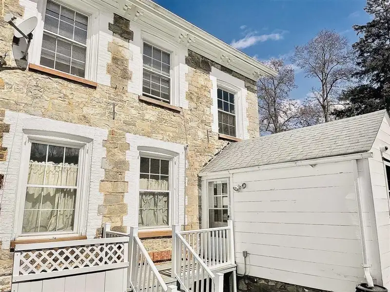 Cozy Office/studio Space in Pleasant Valley with Private Bathroom and Storage