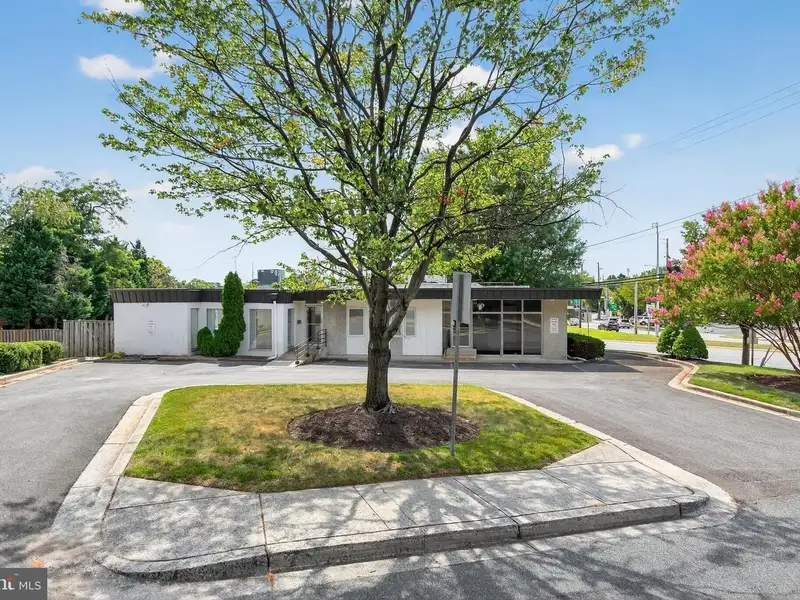 Versatile Commercial Property in Northwood Park, Ideal for Offices, Retail, or Light Industrial