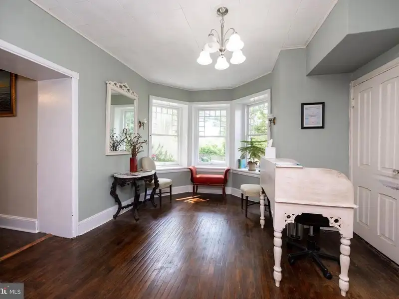 Mixed-use Property in Wayne, Pa: Salon with 1-bedroom Apartment Above