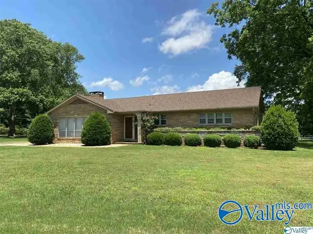 Versatile 2000 Sqft Home on 1.40 Acres in High-growth Huntsville Area