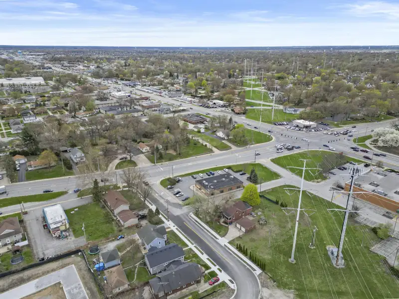 Versatile Multi-tenant Retail/office Space for Lease in Highland, In