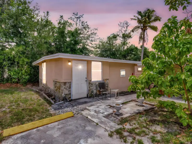 Well-maintained 6-unit Multifamily Property in South Florida with Value-add Potential