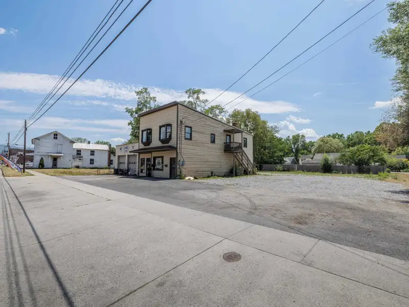 Mixed-use Property in Elkton: Antique Store with 3-bedroom Apartment and Ample Parking