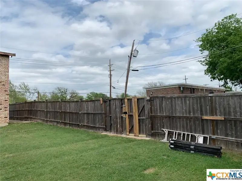 Multi-unit Complex on Entire City Block in North Killeen with Development Potential