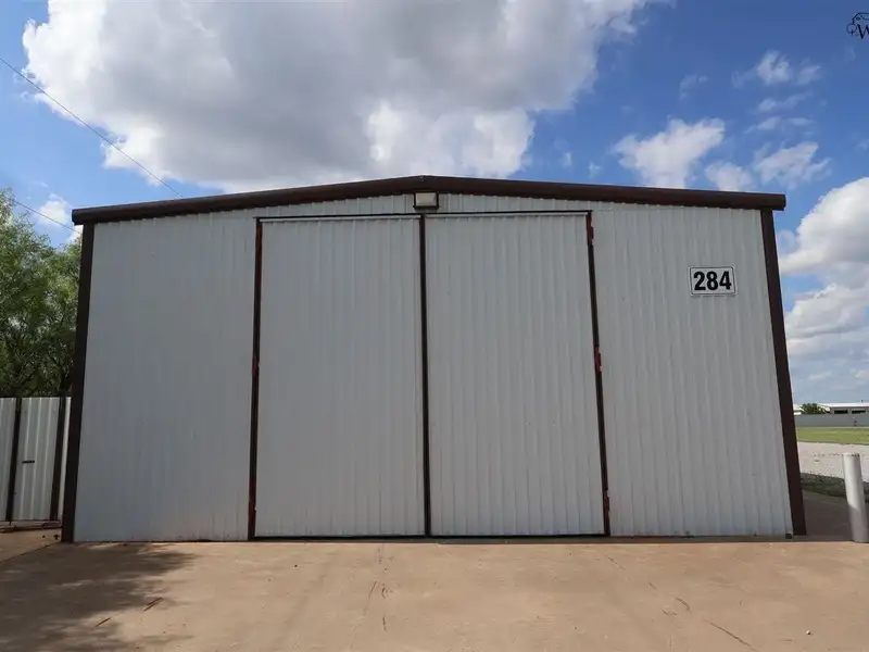 Commercial Property with Office, Living Quarters, and Warehouses in Wichita Falls Area