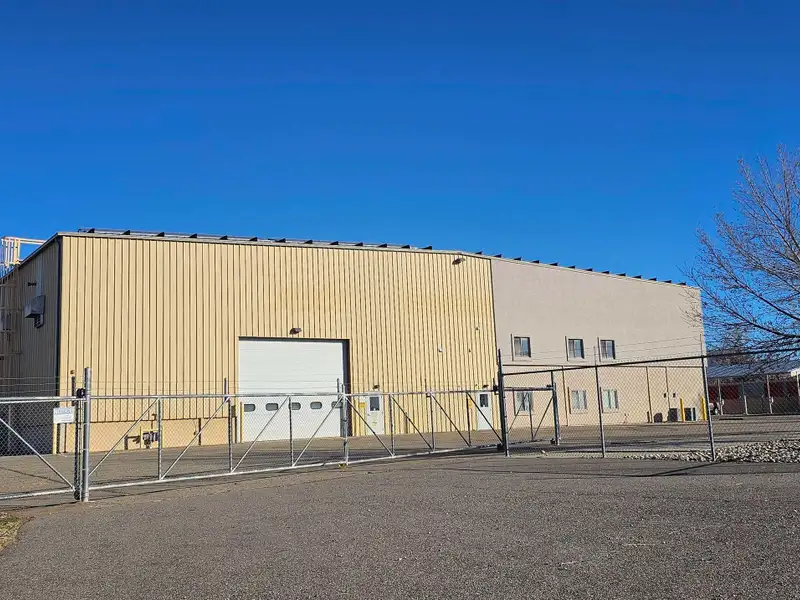 Industrial Complex with Three Buildings on 3.5 Acres Near I-70b