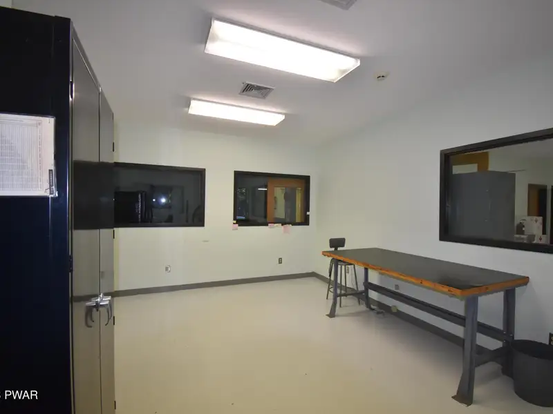 3000 Sq Ft Commercial Building for Lease Near Town with Flexible Space Options