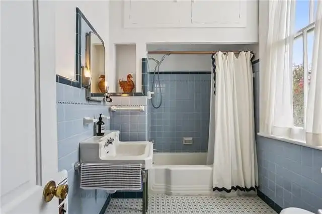 Spacious 2 Bed, 2 Bath Apartment with Balcony on Prytania Corridor